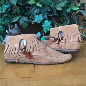 Minnetonka Tan Moccasins w Feather Detail
